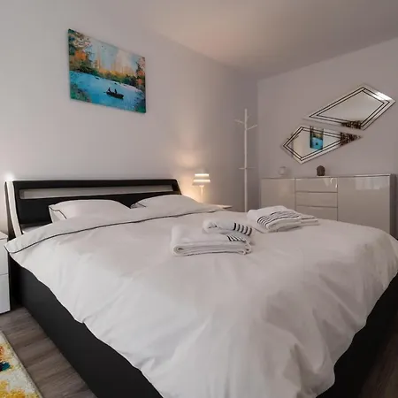 Апартаменты Transylvanian Apt. W/ Lrg. Terrace And Parking - Karpatenhaus Брашов