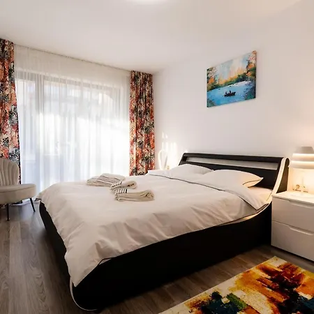 Transylvanian Apt. W/ Lrg. Terrace And Parking - Karpatenhaus Брашов